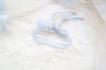 Delicado colar gargantilha com fita de renda cinza azul e pérolas, um acessório doce para realçar seu look e adicionar charme. — foto 1