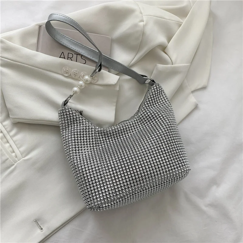 Borsa a spalla con strass, texture semplice e catena. Borsa a tracolla casual e di nicchia per un look elegante e moderno, perfetta per ogni occasione. — foto 5