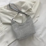 Borsa a spalla con strass, texture semplice e catena. Borsa a tracolla casual e di nicchia per un look elegante e moderno, perfetta per ogni occasione. — foto 5