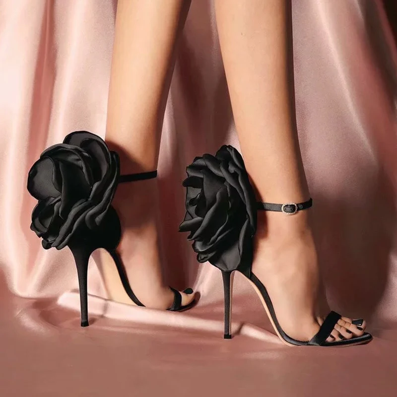 Sandálias femininas de salto fino com flores, um pé, design floral elegante e moderno, perfeitas para realçar seu visual — foto 1