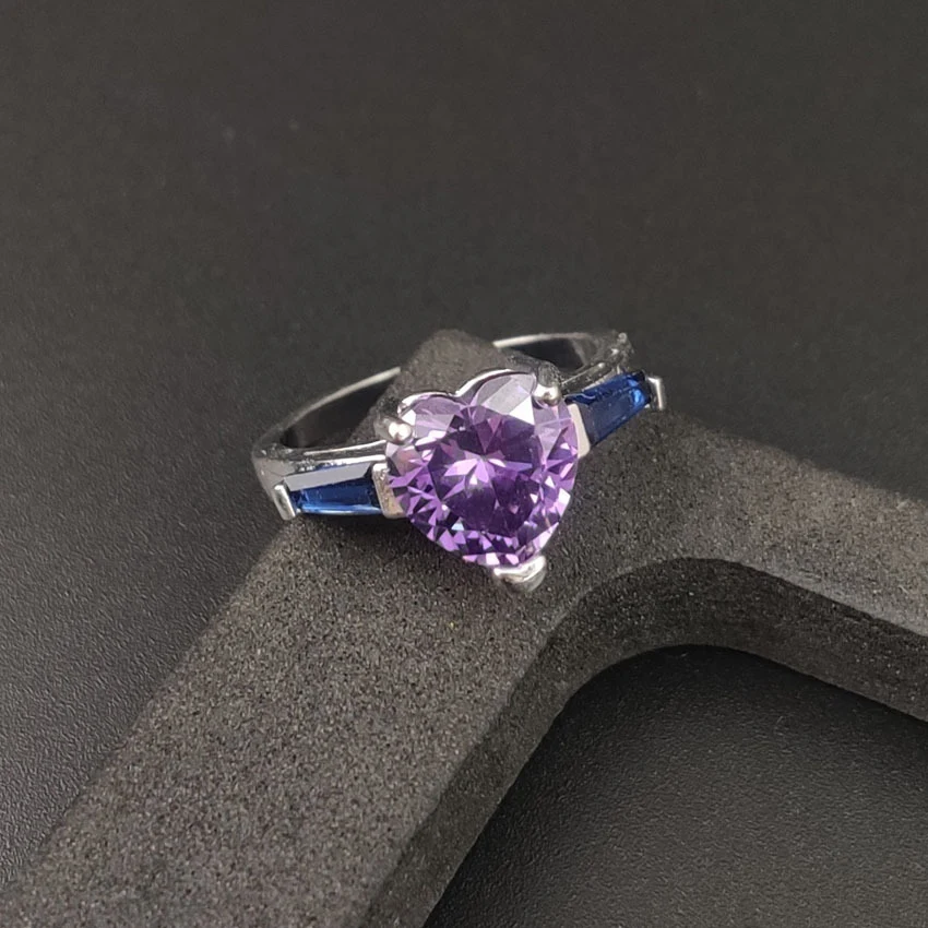 Title 3, Anel de coração de prata com diamante. Demonstr...