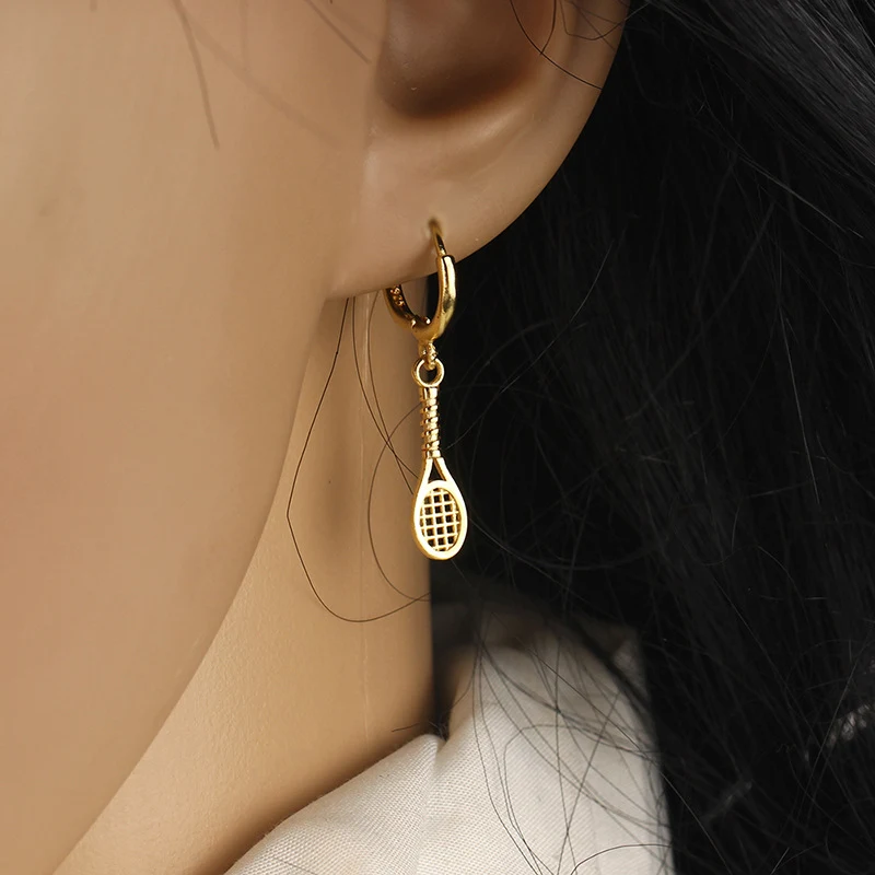 Brincos pingente criativos femininos de tênis e raquete, perfeitos para amantes do esporte que buscam um acessório único e elegante. — foto 9