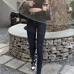 Jeans Oscuros de Cintura Alta para Mujer Pantalones Trendy con Dos Botones Ajuste Elástico Comodidad y Estilo Ideal. — foto 1