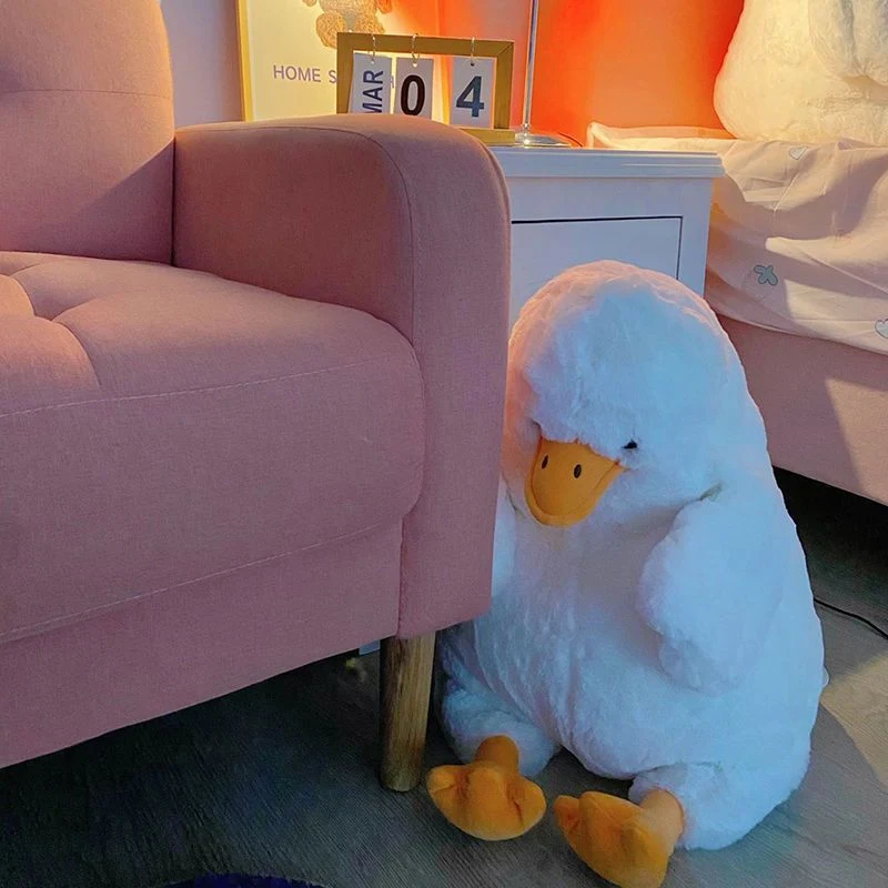 Travesseiro de pelúcia fofo e preguiçoso de pato sem graça. Ideal para abraçar, relaxar e decorar com fofura. Leve a doçura do pato para sua casa. — foto 4