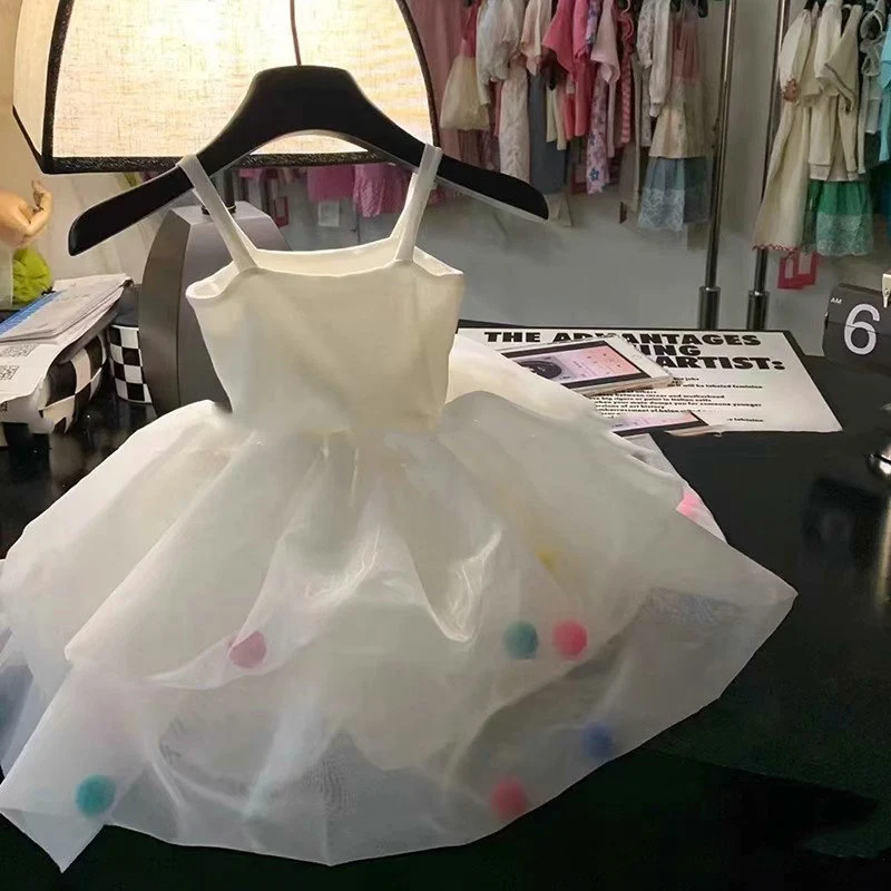 Vestido de princesa pequeño con tirantes y bolas de pelo coloridas, ideal para niñas pequeñas, cómodo y adorable. — foto 8