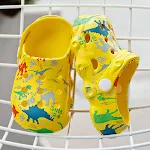 Zoccoli da giardino estivi alla moda per bambini colorati. Sandali da spiaggia leggeri e traspiranti per ragazzi e ragazze. Mules slip on, taglia 7. — foto 5