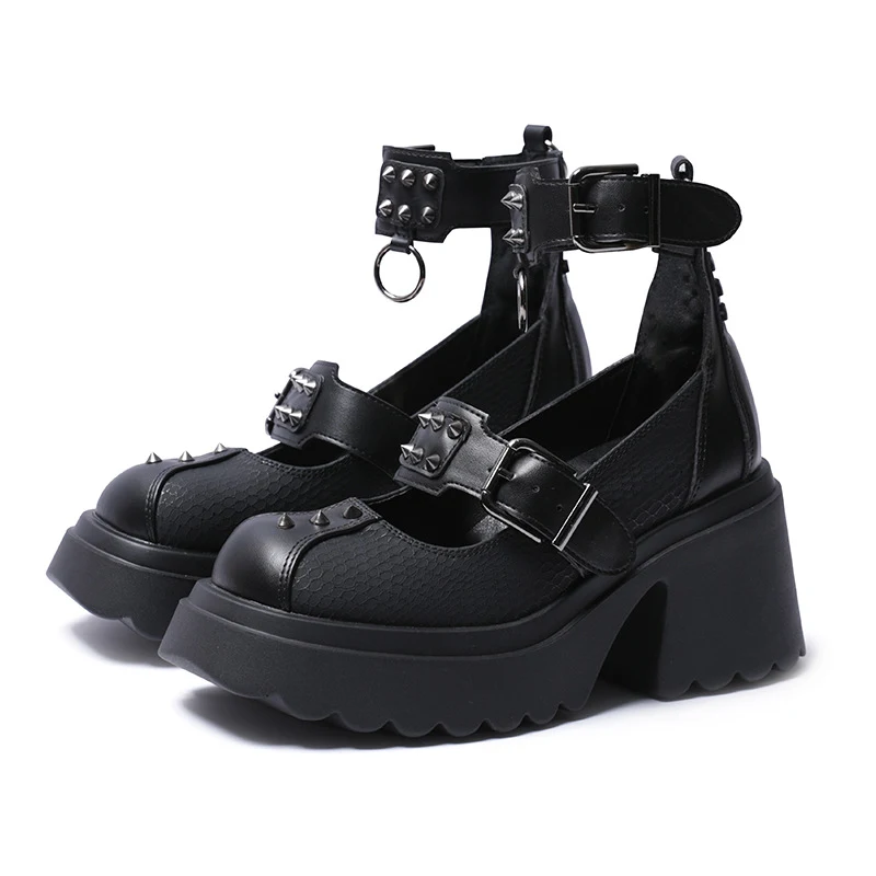 Title 6, Scarpe da donna con fibbia e rivetti, un tocco ...