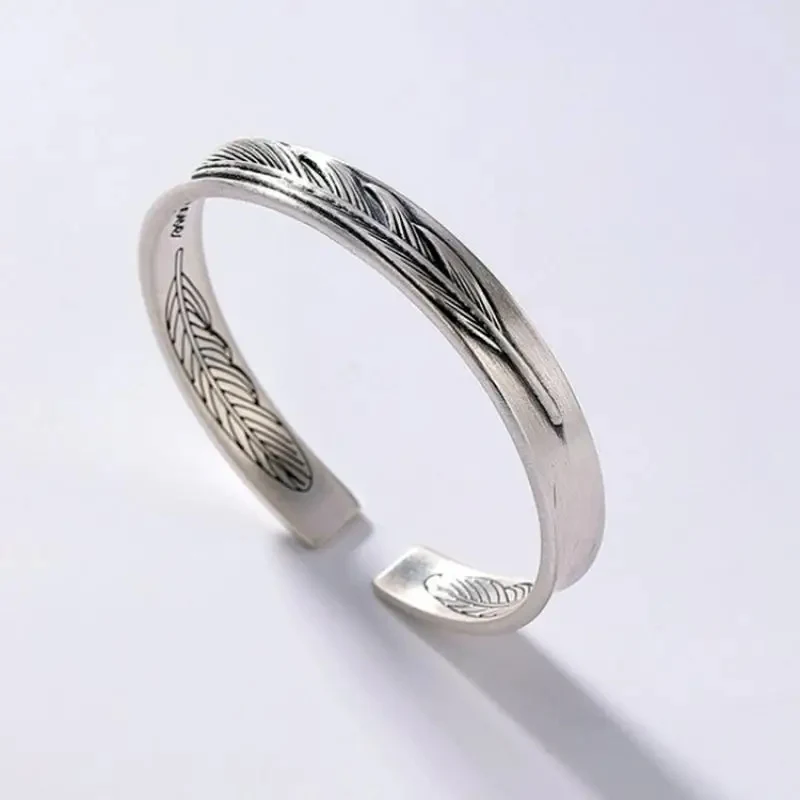 Pulseira Crater Design Bump Fashion Adicione um toque de estilo com esta pulseira única. Design de relevo que eleva seu look. Conforto e elegância em uma só peça. — foto 20
