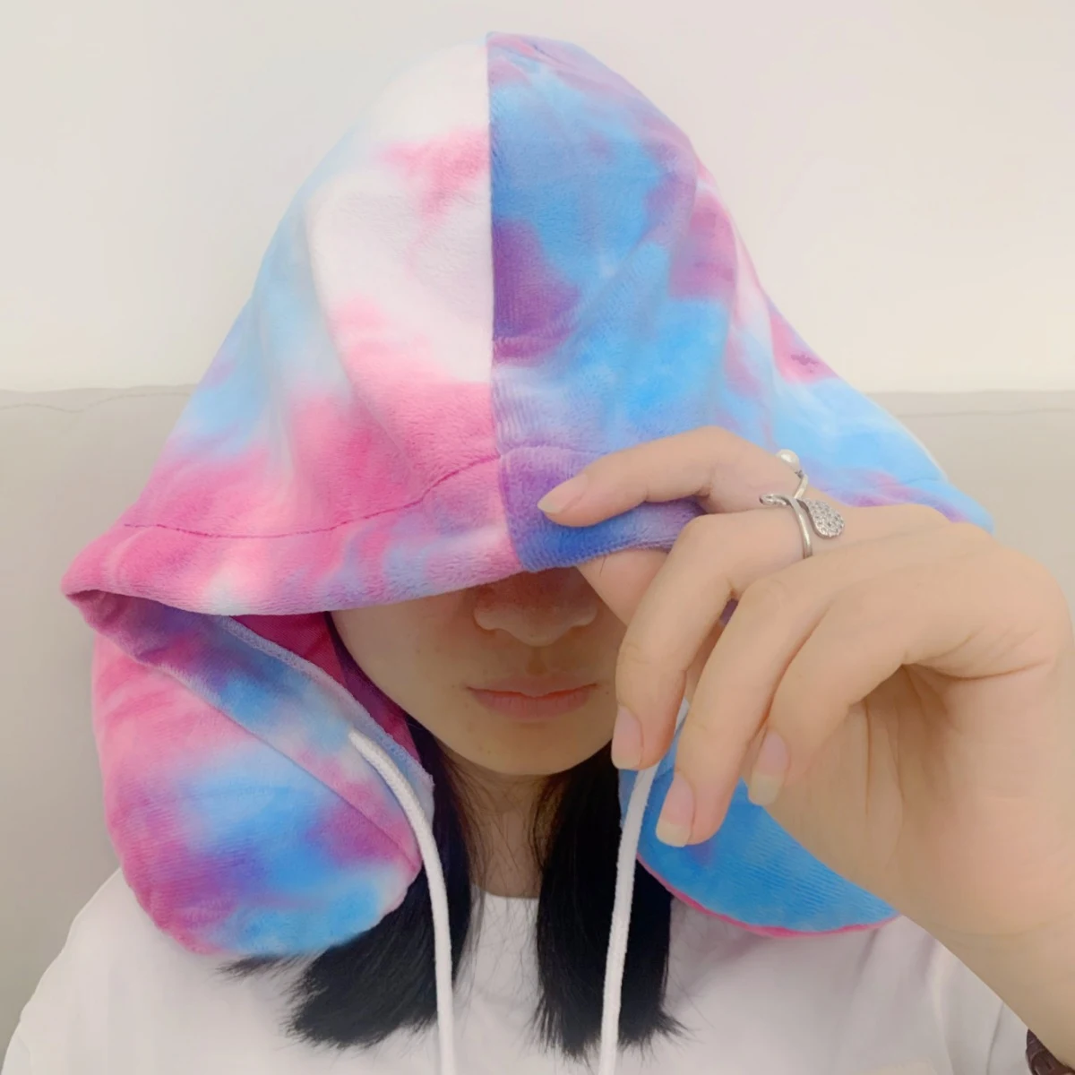 Travesseiro em U com capuz para pescoço, proteção para cochilos à tarde. Headband e touca inclusos, relaxe e tenha uma soneca tranquila. — foto 2