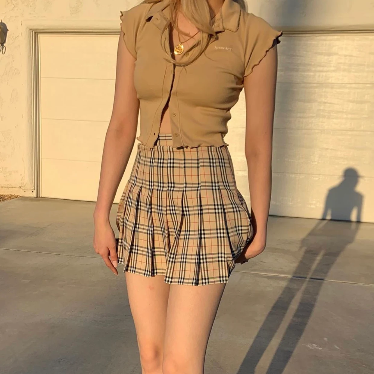 Retro haki ekose pilili etek, vintage tarzı sevenler için ideal. Rahat ve şık görünümüyle her ortama uyum sağlayan zamansız bir parça. — Fotoğraf 4