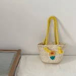 Bolsa Mensageiro Infantil de Palha Tricotada à Mão. Artesanal, Leve e Ideal para Crianças Levarem Seus Brinquedos e Pertences com Estilo. — foto 17