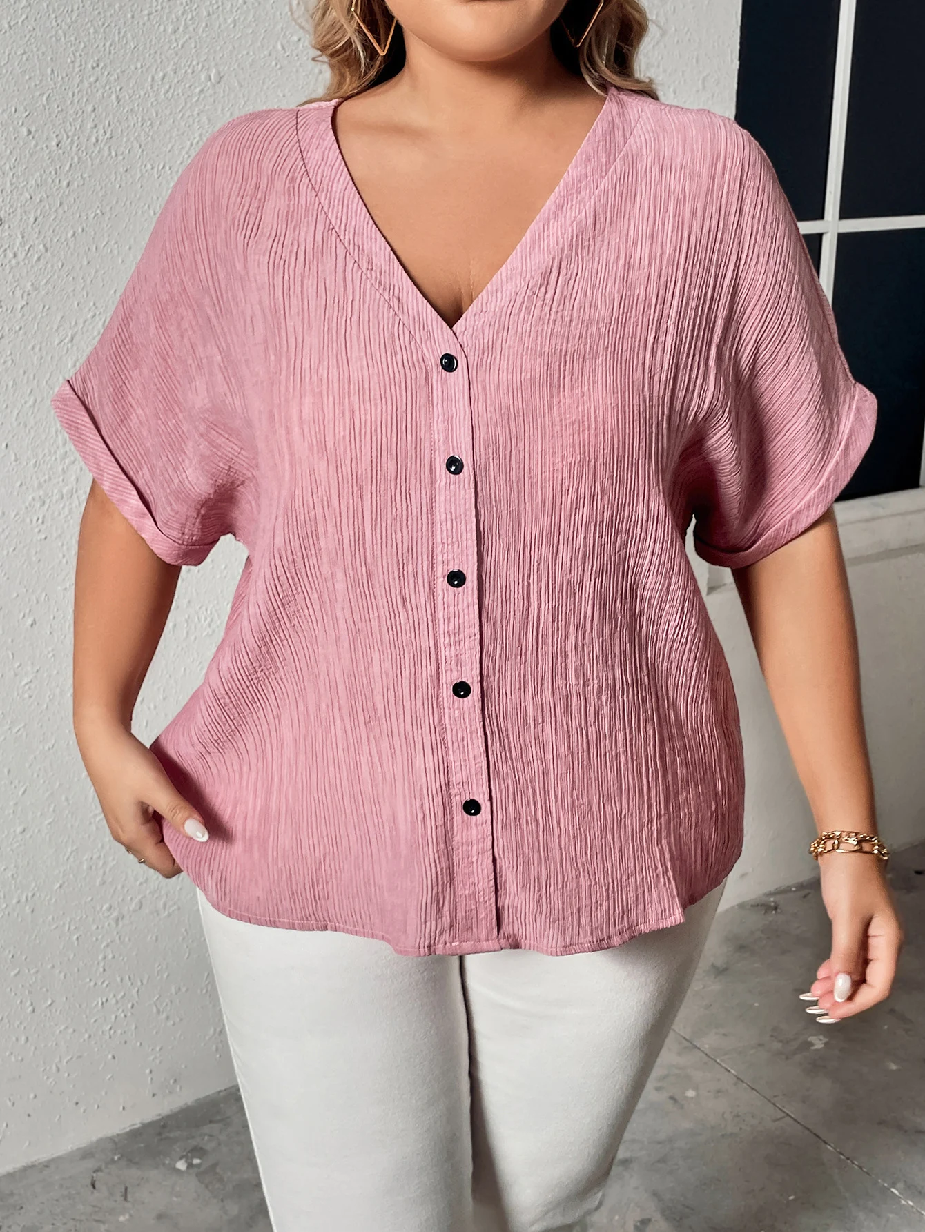Camisa de lino con cuello en V, botones, suelta y adelgazante, manga corta, ideal para un look fresco y cómodo en verano. — foto 2