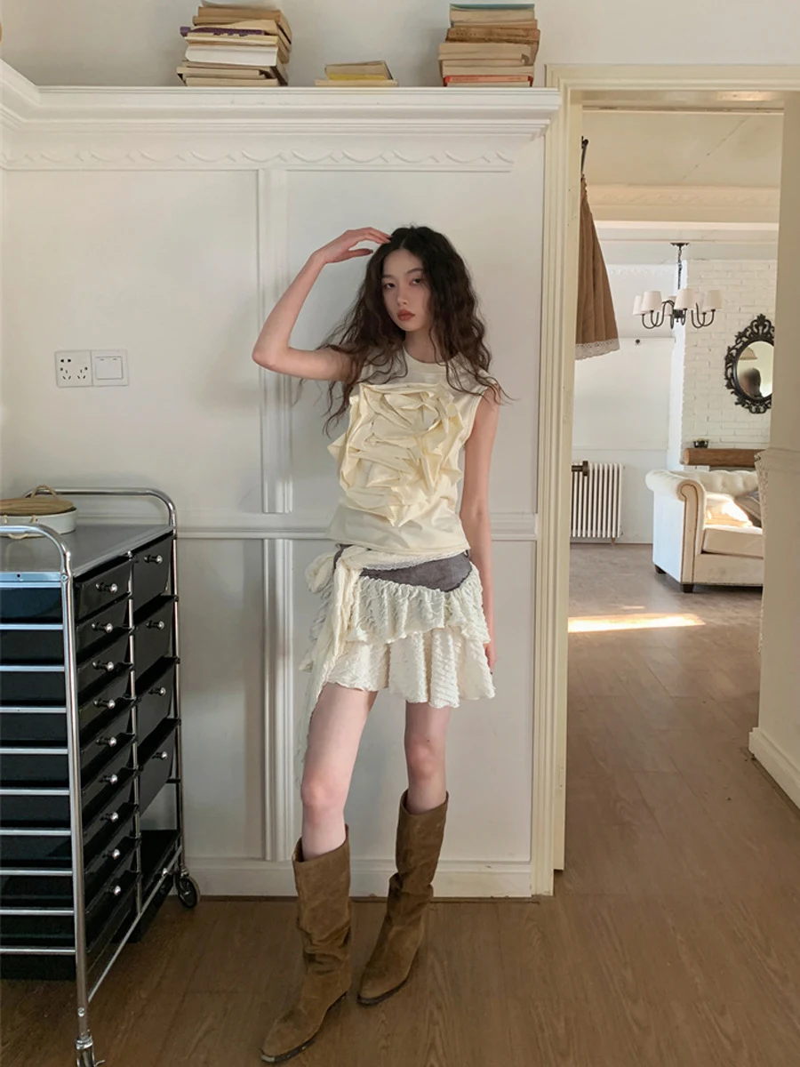 Women's T-shirt with a retro design, casual fit and frayed edge detail for a unique and stylish look. Perfect for everyd — photo 9