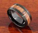 Anel de tungstênio com madeira koa preta escovada, durável e elegante para homens. Ideal para noivado ou casamento, design único. — foto 2
