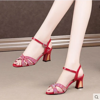 Sandálias femininas de tira com palavras de strass Salto baixo Bico de couro patente sapatos fashion — foto 2