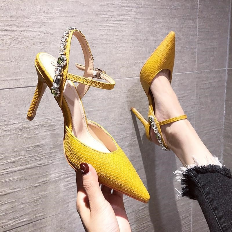 Sandalias de tacón de aguja con punta fina, pedrería y estampado de serpiente, elegantes para un look sofisticado y a la moda. — foto 10