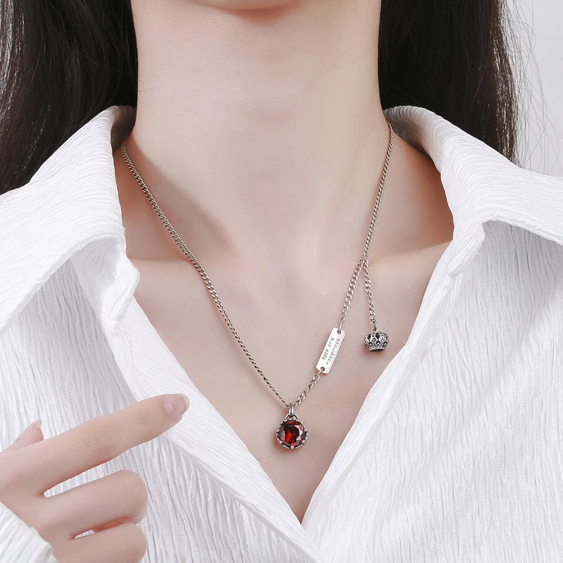 Colar vintage com pingente de coroa em prata esterlina com fecho de cabeça e corrente. Design elegante e durável para um toque clássico. — foto 6