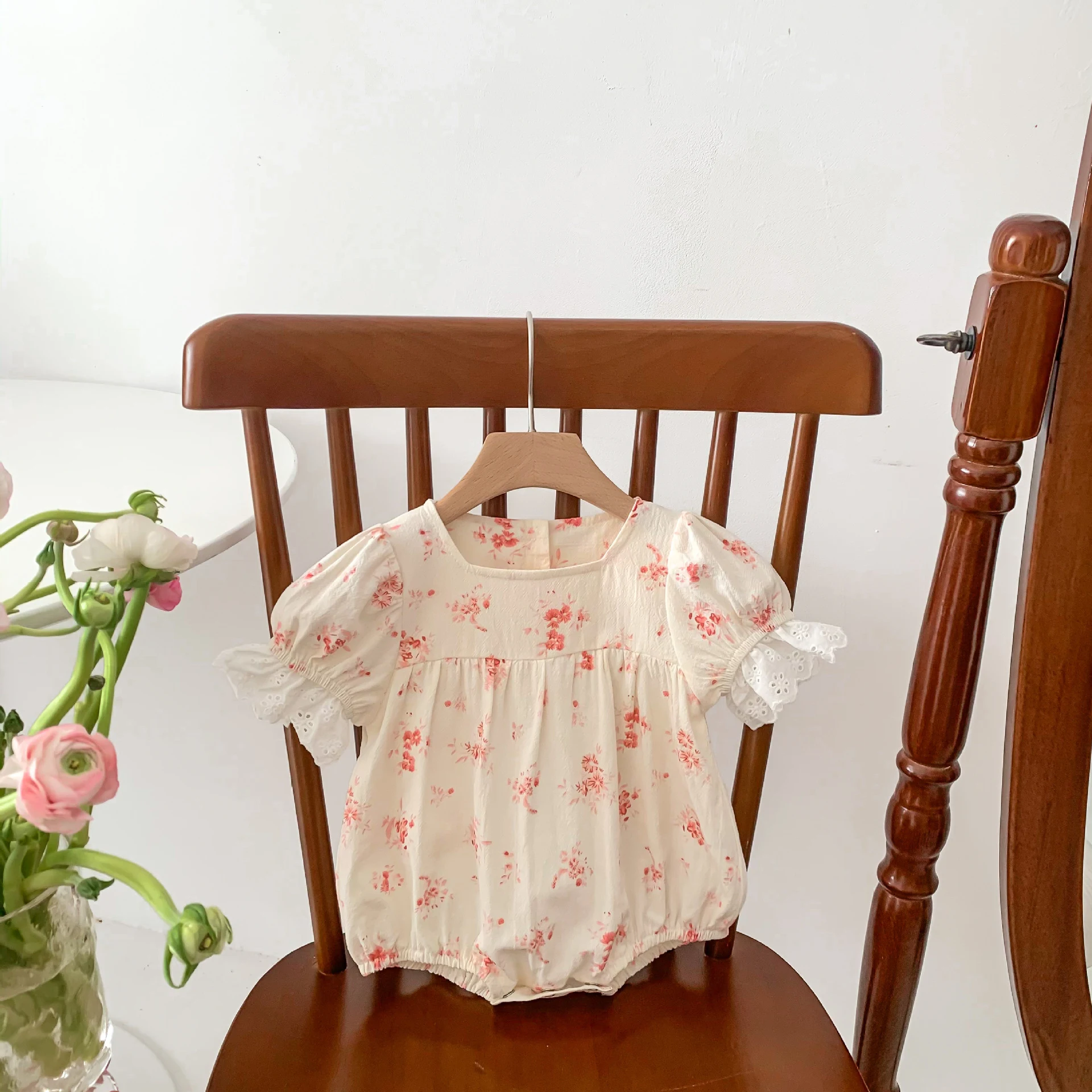 Mono Corto Triangular con Encaje Floral de Estilo Extranjero Mangas Cortas Ideal para un Look Fresco y Elegante Perfecto para el Verano — foto 5