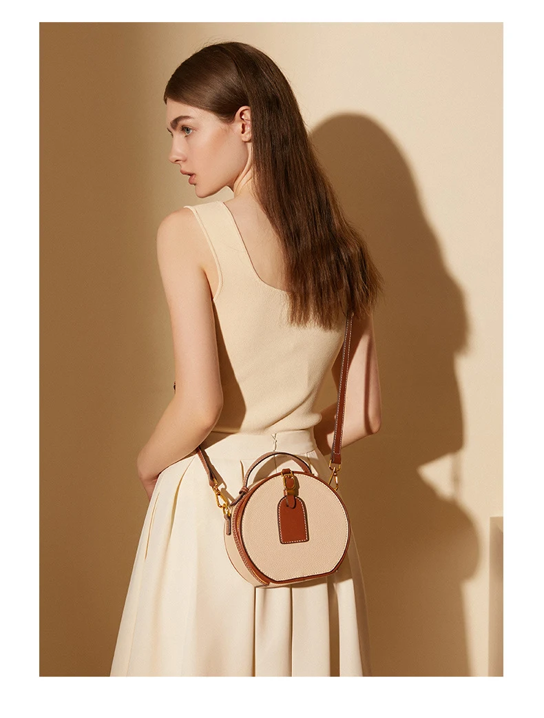 Bolsa Redonda Mini de Couro Genuíno Feminina Pequena e Charmosa Bolsa Mensageiro Ideal para Levar o Essencial com Estilo — foto 2