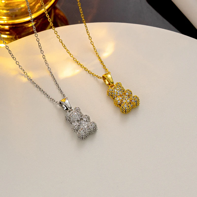 Colar feminino elegante de aço titânio com urso de zircônia. Joia fashion que adiciona charme e sofisticação a qualquer look, perfeito para mulheres modernas. — foto 8