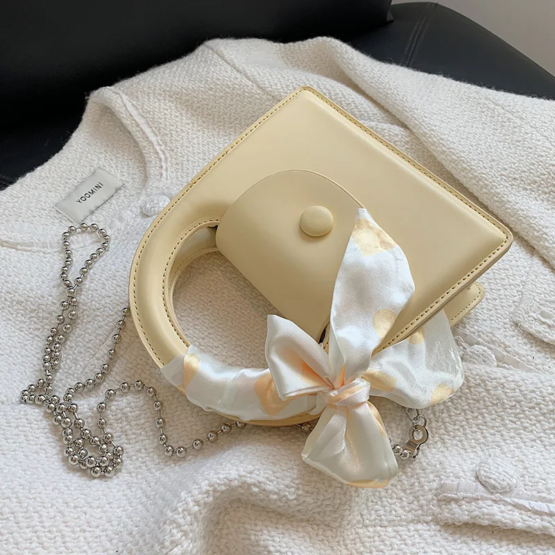 Bolsa mensageiro feminina com corrente de alta qualidade e design versátil. Perfeita para carregar seus pertences com elegância e sofisticação, ideal para diversas ocasiões. — foto 2