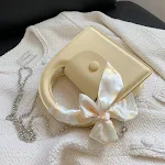 Bolsa mensageiro feminina com corrente de alta qualidade e design versátil. Perfeita para carregar seus pertences com elegância e sofisticação, ideal para diversas ocasiões. — foto 2