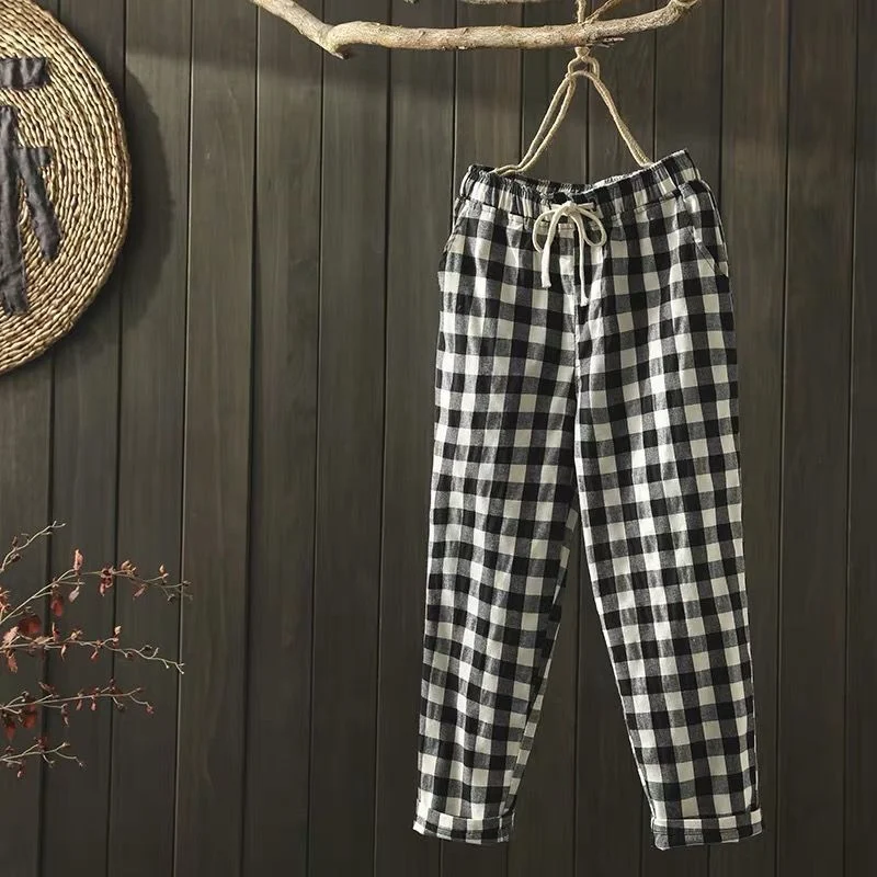 Pantalones casuales de mujer con diseño de celosía literaria, sencillos y de corte nueve, ideales para un look relajado y cómodo en cualquier ocasión. — foto 2