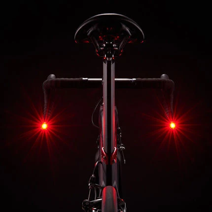 Faróis traseiros para bicicletas, guidões confortáveis, luzes de freio e equipamentos de montanha. Acessórios para ciclismo, segurança e desempenho. — foto 5