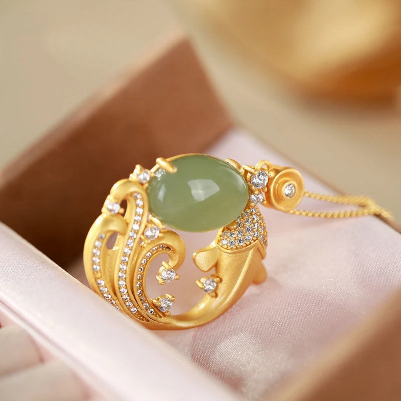 Title 5, Pingente de Jade Cinza com Incrustações de Ouro...
