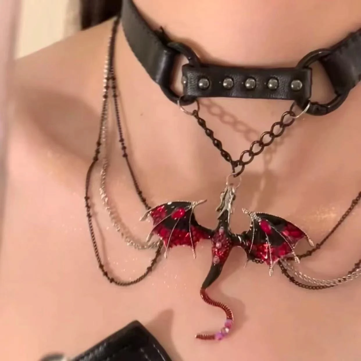 Colar com pingente de dragão voador gótico, moderno e legal, com borla para mulheres. Design único e fashion. — foto 4