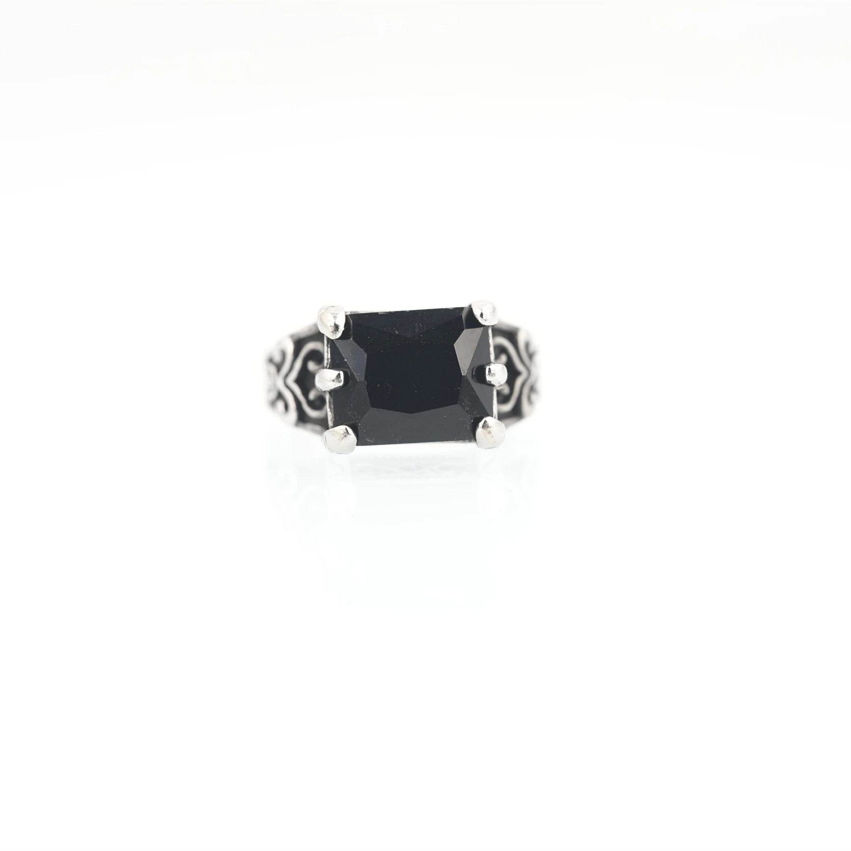 Anel Quadrado de Aço Titânio com Strass Roxos, Durabilidade e Estilo. Perfeito para Presentear ou Usar Diariamente, Design Moderno. — foto 4