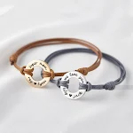 Anel de Aço Inoxidável com Letras e Corda Manual. Desfrute de estilo duradouro. Personalize seu visual com este acessório resistente e com um toque único. — foto 5