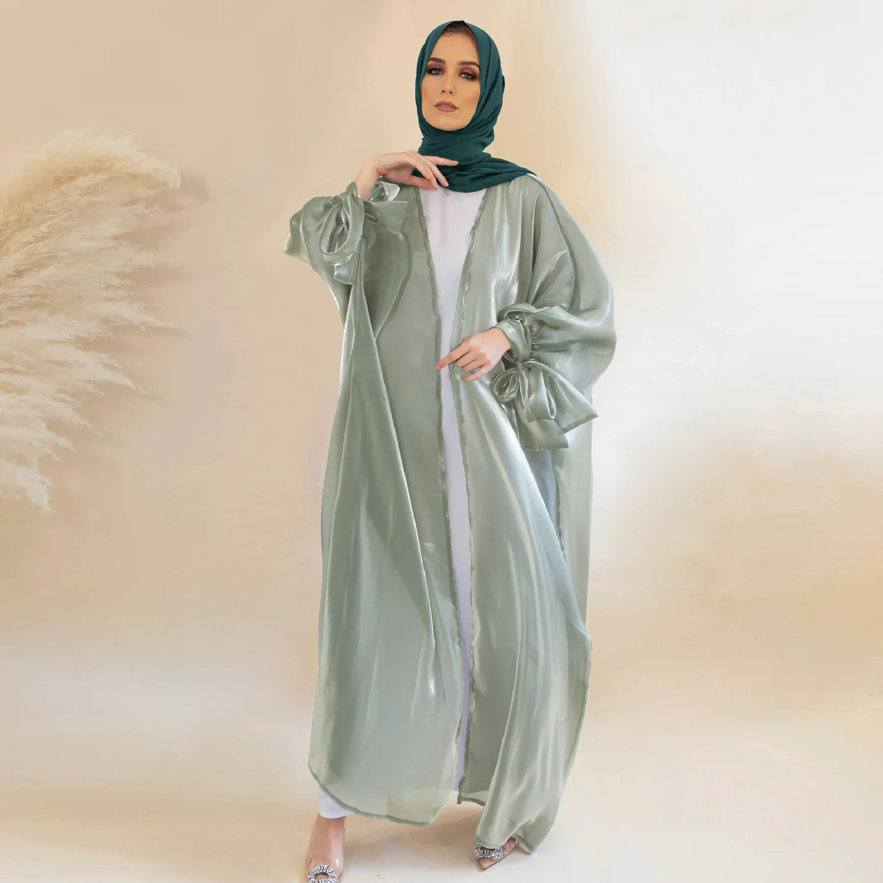 Cardigan arabo a sei colori, con lacci, pizzo e fiocco, abito. Perfetto per un look elegante e modesto in ogni occasione. — foto 1