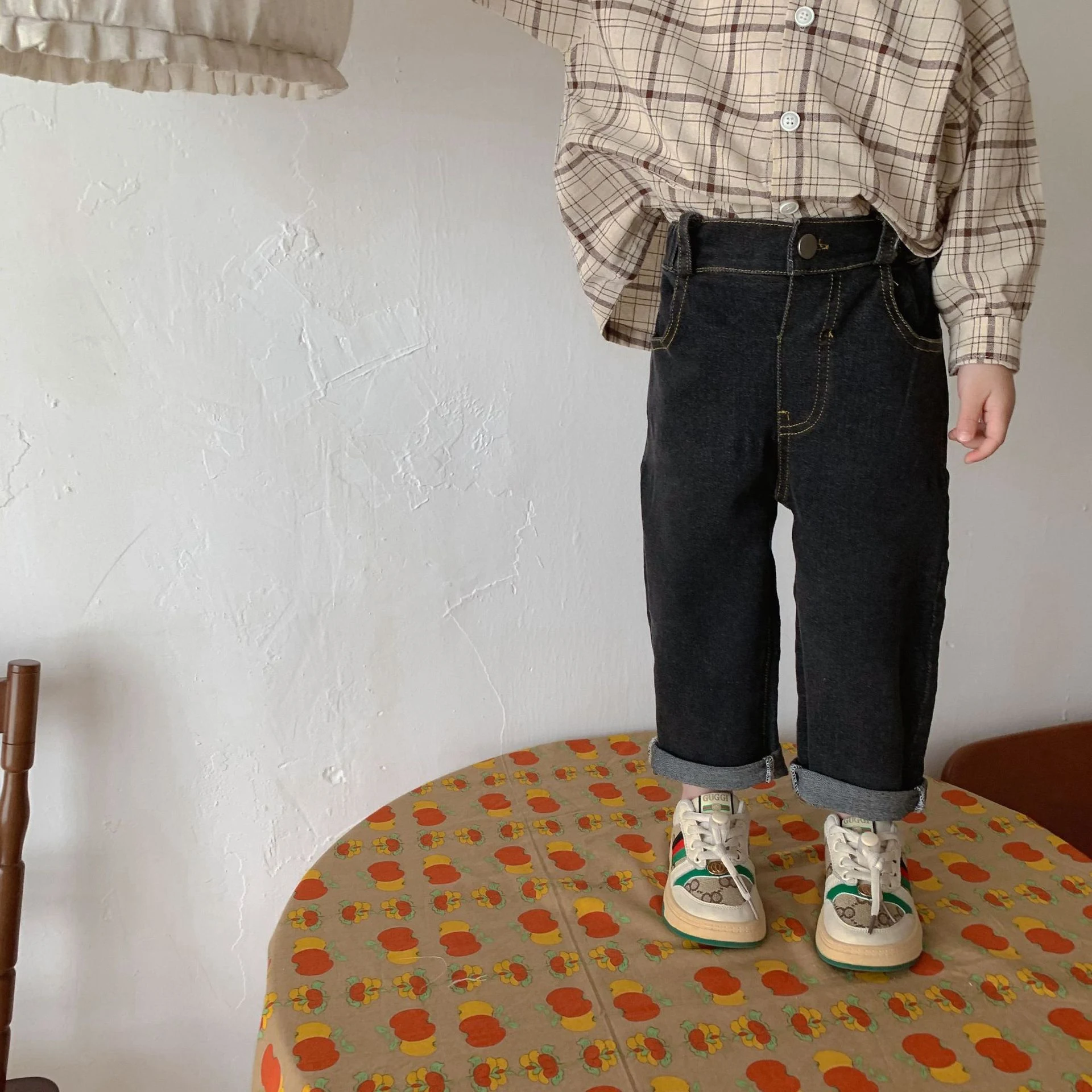 Rastegljive farmerke za bebe dečake i devojčice Udobne i fleksibilne farmerke za male istraživače. Savršene za igru i slobodno kretanje. Odličan kroj. — foto 1