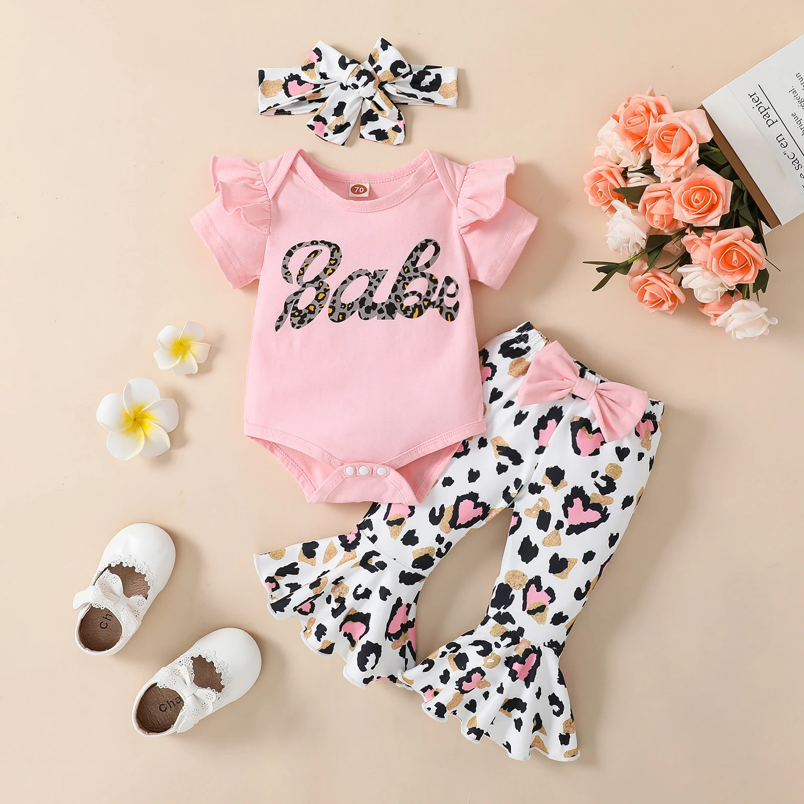Conjunto Love de três peças com calças boca de sino, ideal para um visual estiloso e confortável. Sinta-se confiante e na moda. — foto 8