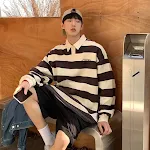 Camiseta masculina folgada casual com gola polo e listras. Conforto e estilo para um visual descontraído e moderno no dia a dia. — foto 4