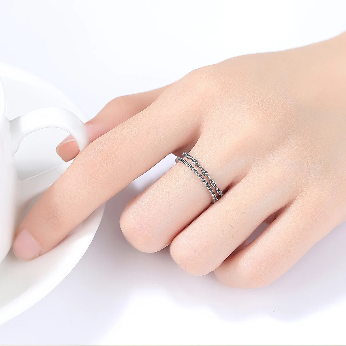 Anel de prata esterlina feminino, clássico e sofisticado. Ideal para uso diário ou presentear alguém especial. Uma joia que valoriza seu estilo. — foto 1