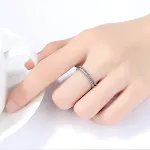 Anel de prata esterlina feminino, clássico e sofisticado. Ideal para uso diário ou presentear alguém especial. Uma joia que valoriza seu estilo. — foto 1