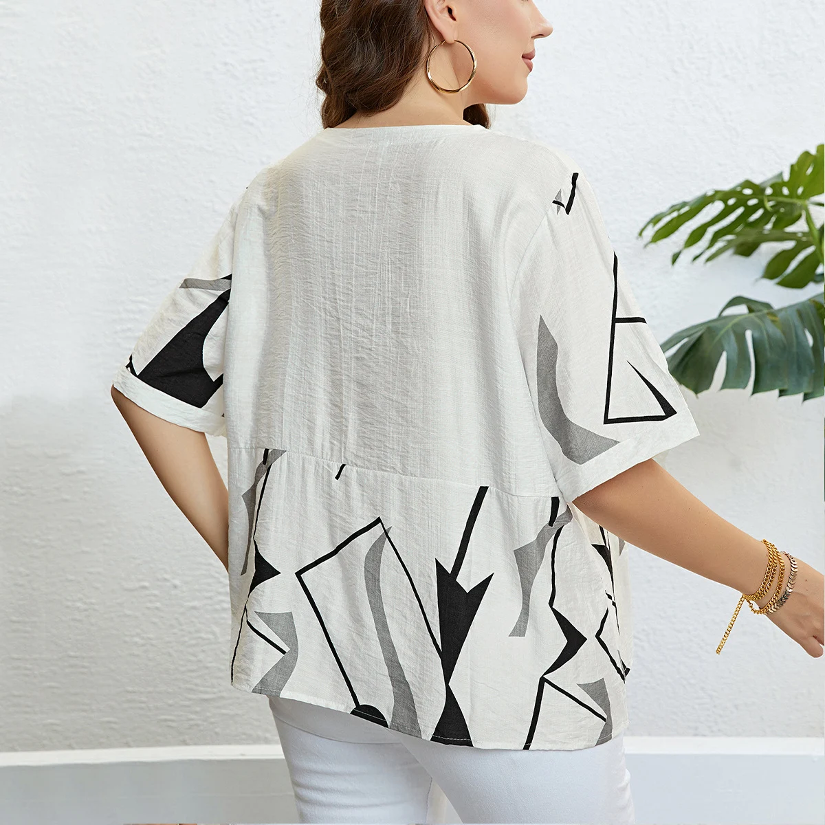 Camiseta estampada artística de cuello redondo europea y americana suelta casual para un look cómodo y moderno diario. — foto 12