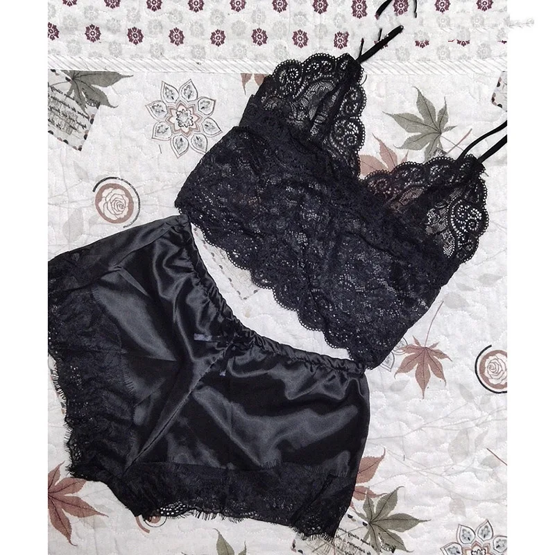 Title 6, Camisola de renda com sutiã e roupa íntima de d...