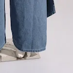 Calça jeans feminina com lavagem, efeito desgastado, costuras e laço, perna larga, ideal para um visual moderno, confortável e cheio de estilo. — foto 12