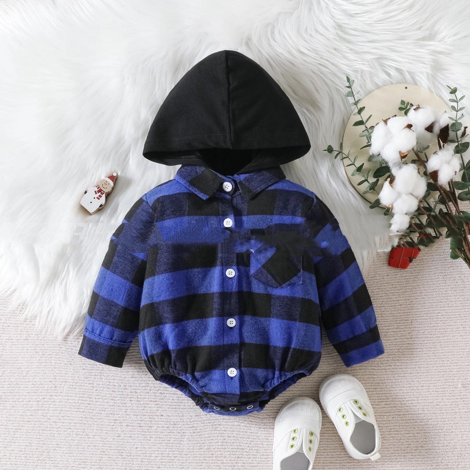 Macacão xadrez natalino para bebê com capuz e botões, perfeito para manter seu bebê quentinho e charmoso no Natal. — foto 4