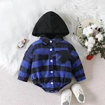 Macacão xadrez natalino para bebê com capuz e botões, perfeito para manter seu bebê quentinho e charmoso no Natal. — foto 4