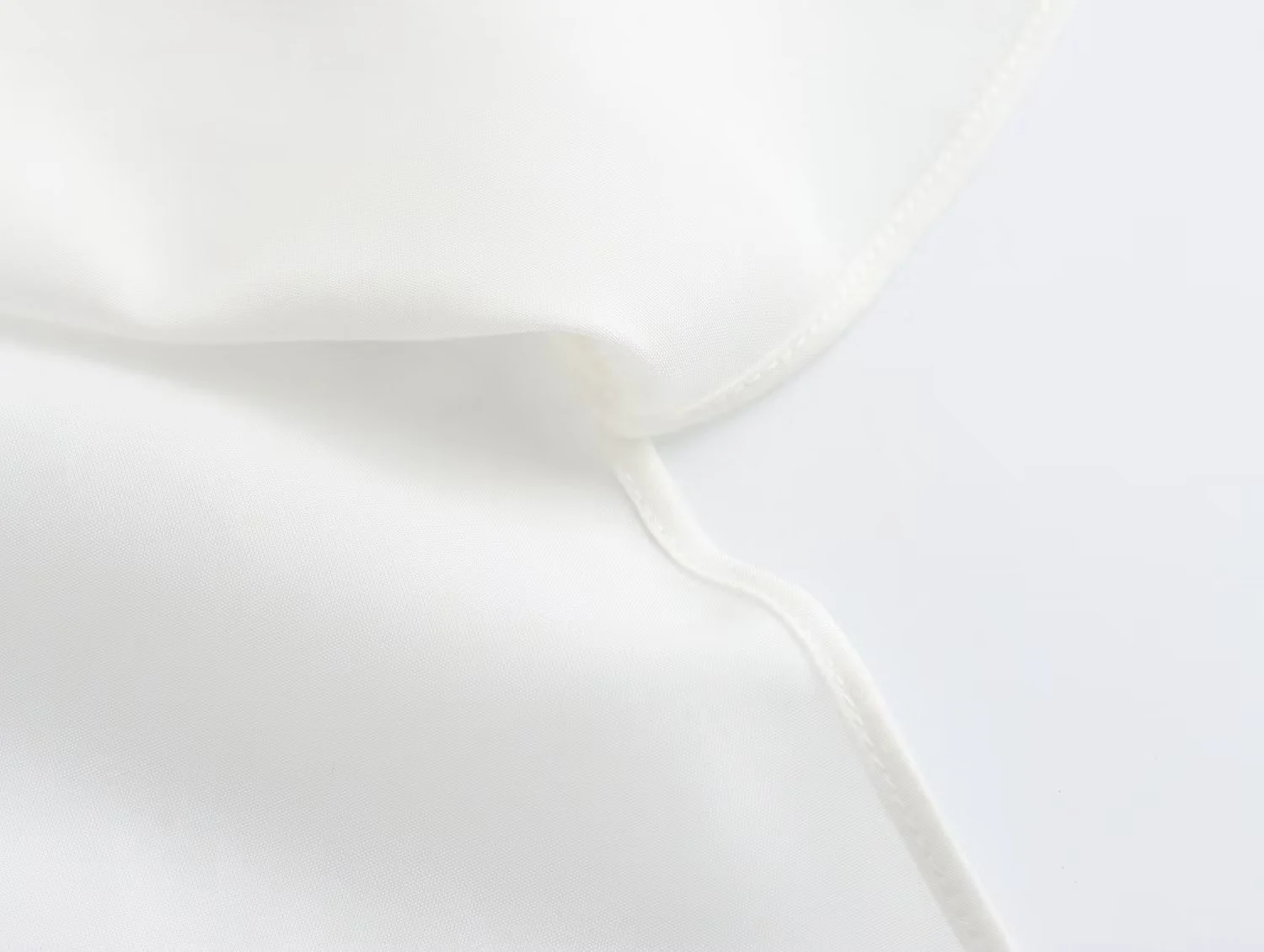 Camisa feminina solta com efeito drapeado branco e elegante — foto 12