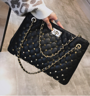 Bolsa de ombro com corrente de losangos Sofisticação e praticidade em um só acessório. Leve seus pertences com elegância e estilo. Perfeita para diversas ocasiões. — foto 9