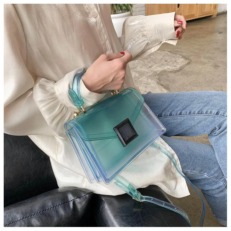 Material plástico transparente fosco. Perfeito para projetos que exigem translucidez suave. Oferece leveza, resistência e permite a difusão da luz. — foto 18