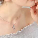 Colar com pingente de cruz de flor feminino, moda e elegância. Um acessório perfeito para complementar seu visual com charme. — foto 6