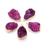Pingente com aglomerado de cristal de pedra natural em formato gota, beleza natural e elegância, acessório perfeito para você. — foto 2