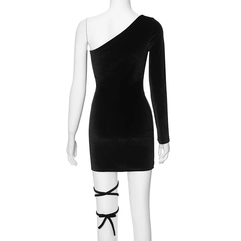 Title 13, Vestido de vendaje ajustado con hombros oblicuo...
