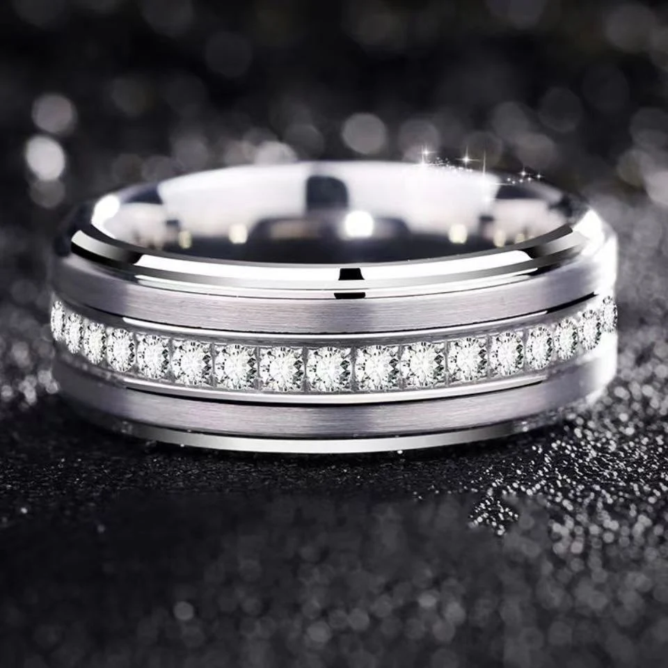 Anel de casal completo em aço inoxidável com fileira única de diamantes. Celebre o amor com este anel elegante e duradouro. — foto 10